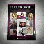 Taylor Swift Easy Piano Anthology - 2nd Edition: Easy-Level Song Arrangements with Lyrics