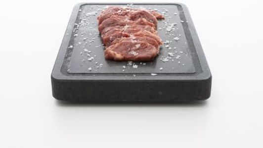 Piedra Volcánica DEKOBE para Asar Carne a la Piedra - Ideal para Barbacoas y Compatible con Horno - Plancha de Piedra para Cocinar Carne como Chuletón o Solomillo - con Surco Antigoteo (25x20x3cm)