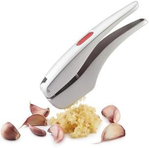 Zyliss Susi 3 Garlic Press - Gift Set for Cooks - Culinary Chef Gifts - Aluminium Garlic Press with Built-In Cleaning Tool - Garlic Crusher, Mincer & Peeler for Unpeeled Garlic Cloves