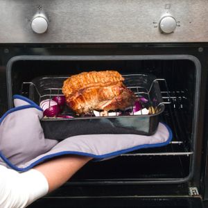 Russell Hobbs 34cm Roaster – Black Non-Stick Baking Pan