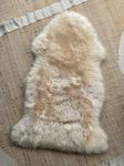 ARTISTIC DECOR Baby Sheepskin Rug Genuine Sheep Skin Rug Lambskin Sheep Wool Fur 1.5ft X 2.5ft (45 cm x 76 cm) Single Pelt Sheep Rug, Soft & Fluffy, Eco-Friendly (Baby Champagne/Cream)