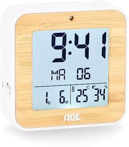 ADE Reloj Despertador radiocontrolado Digital con Pila | 2 Horas de Alarma | Indicación de Temperatura | Humedad | con bambú auténtico | Despertador de Viaje