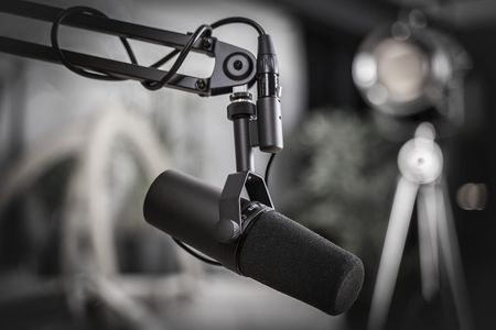 Shure SM7B Dynamic Vocal Microphone – Studio Recording & Podcasting