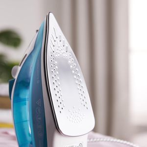 Russell Hobbs Supreme Steam Iron – Powerful Steam, Easy Glide