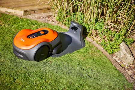 Flymo UltraLife 600 Robotic Lawnmower – Smart Wireless, Cut-to-Edge for Medium Lawns