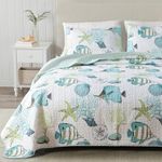 Great Bay Home Twin/Twin XL Coastal Quilt Bedding Set, Summer Coastal Quilt with Sham, Beach 2-Piece Reversible All Season Bedspread Quilt Set. Lightweight Nautical Quilted Coverlet. Blue Fish