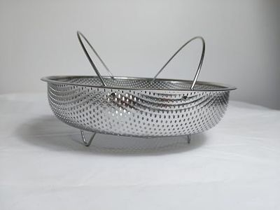 SPONDWILD Stainless Steel Colanders, 1 Pack 8.86 Inch Diameter Strainer Basket with Handles and Base, Dishwasher Safe for Draining Pasta, Vegetables & Fruits