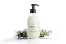 Moo & Yoo Miracle Shampoo - Marula Oil & Icelandic Moss - Colour Safe Shampoo - Vegan & Cruelty Free Hair Products - 250ml Recyclable Glass Bottle