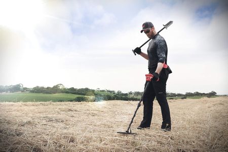 Minelab Vanquish 440 Metal Detector – Lightweight, High Sensitivity