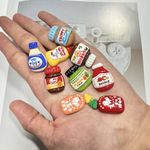 Magnetic Fridge/Almirah/Washing Machine Stcker, 7 Pieces Miniature Food Drinks Bottle Toys Mixed Dollhouse Kitchen Accessories Mini Play Fake Resin Bottle for Adults Teenagers Doll House