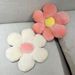 YCDKK 2PCS Flower Pillow, Soft Pink & White Daisy Flower Throw Pillow, Cute Room Decor for Girls, for Reading Bedroom Sofa Car Decor