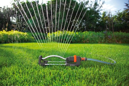 Gardena Aqua S Rectangular Lawn Sprinkler – 90–220m², 7–17m Range, Metal Filter