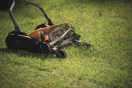 Fiskars StaySharp Max Reel Lawn Mower – 46cm Contactless Cutting, Black/Orange