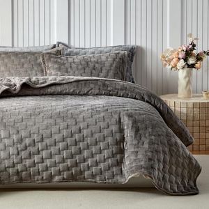 WARMDERN Khaki Velvet Quilt Set Oversized King Plus, Luxury Geometric Check Pattern Quilts Set, Soft Lightweight Bedspread & Coverlet, 3PCS Milk Velvet Bedding Set with 2 Pillow Shams, 110"x128"
