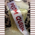 All Tied Up UK Ltd - PROM QUEEN SASH Pageant Beauty Queen Halloween Fancy Dress Outfit Cheap Costume