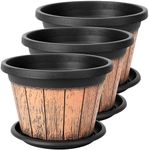 BELLE VOUS Pack of 3 Plant Pots 9 Inch/23cm - Resin Whiskey Barrel Planters with Drainage Holes & Trays - Plastic Decoration Flower Pots Wooden Barrel Design for Indoor Outdoor Garden