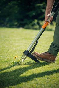 Fiskars SmartFit Adjustable Weed Puller – Garden Weeding Tool
