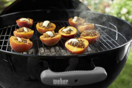 Weber Classic Kettle Charcoal Barbecue, 57cm – Porcelain-Enamelled, One-Touch Cleaning, Lid Thermometer, Black