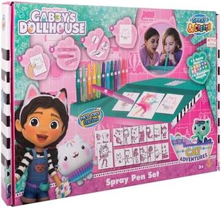 Gabby's Dollhouse - Spray Pen Set Desktop Box (GD23368) - Kit de Stylos Pulvérisateurs pour Colorier et Dessiner - 12 Stylos et 16 Pochoirs pour Créer des Couleurs et des Dessins Uniques