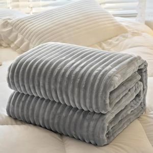 QOFLY Couverture Polaire 100 x 150 - Plaid Gris, Plaid pour Canapé, Couverture Polaire, Moelleuse, Douce Et Chaude - Haute Qualité