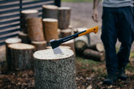 Fiskars X11 Splitting Axe – 1.1kg Lightweight Wood Chopper