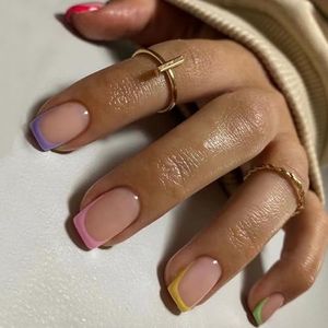 24 Pezzi Unghie Finte Bordo Arcobaleno Corte Quadrate Unghie Artificiali Adesive Press on Nails French Acrilico Copertura Completa Ballerina Stick sulle Unghie per Donne e Ragazze Nail Art
