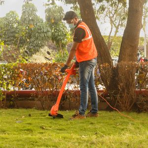BLACK+DECKER 350W Grass Strimmer – 25cm Cutting Swathe