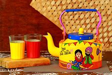 A Krazy Mug Handmade Colourful Décorative Traditional Punjabi Couple Theme Design Desi Tea Chai Aluminium Kettle with Matching Print Glass Set (1.25 L)