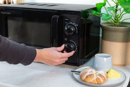 Russell Hobbs 17L Microwave Oven – Black