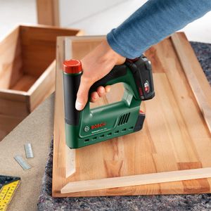 Bosch 18V Cordless Staple Gun – UniversalTacker for Wood, 1000 Staples