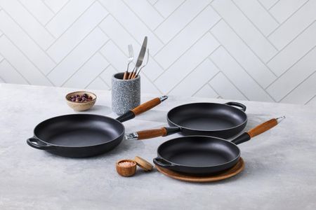 Le Creuset Signature Cast Iron Frying Pan 28cm – Matte Black, Wooden Handle