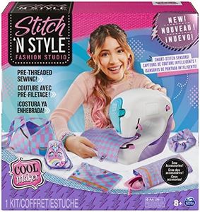 COOLMAKER - Stitch’N Style Fashion Studio - Machine À Coudre Innovante - Créations en Sécurité - Tendance Fun Facile - Accessoires & Transferts Textiles - Jouet Enfant 8 Ans et + - Loisirs Créatifs