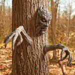 Halloween Scary Tree Faces Horror Tree Face Demon Sculpture Halloween Decoration Old Man Tree Hugger Bark Ghost Face Tree Decor Outdoor for Halloween Easter Garden Creative Props