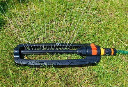 Oscillating Bar Sprinkler for Lawn & Garden – Adjustable, Universal Hose Connection