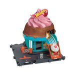 Hot Wheels Let's Race Netflix - City Track Set with 1 Hot Wheels Car, Track Play that Connects to Other Sets, Ice Cream Shop Playset, HTN77