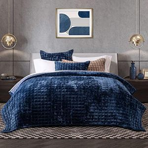 RECYCO Luxury Velvet Quilt Set, California King 118'' x 106'' Oversized Bedspread, Ultra Soft Velvet Comforter, Lightweight Box Stitch Bedding Sets for All Season, with 2 Shams, Navy Blue