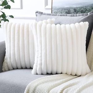 Soleebee Lot de 2 - Taies d'oreiller Velours Peluche, Taies d'oreiller Artificielle Douce Fourrure Housse de Coussin Décoration pour Chambre Lit Voiture De La Maison Canapé (60x60cm, Beige Blanc)