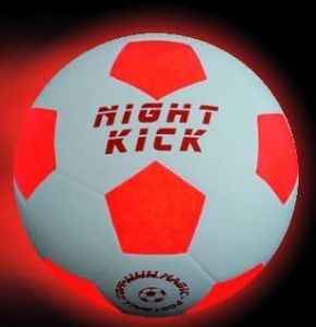 Ballon de Football Lumineux Night Kick, Pompe à Ballons INCL. - Illuminé de l’intérieur par Deux LED Lorsque Qu’on Le Frappe - Lumière de Nuit Ballon - Taille 5 - Taille et Poids Officiels -