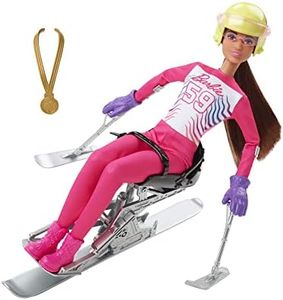 Barbie Winter Sports para Alpine Skier Brunette Doll (12 in) with Shirt, Pants, Helmet, Gloves, Pole, Sit Ski & Trophy, Great Gift for Ages 3+