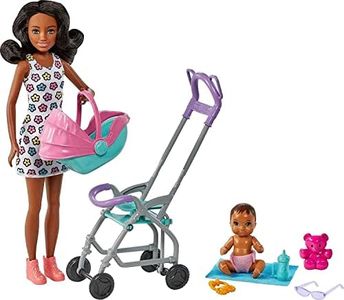 Barbie Skipper Niñera Morena Muñeca con Carrito de bebé y niño, Juguete con 7 Accesorios, Regalo +3 años (Mattel HHB68)