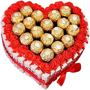 Onza. Cesta regalo de Bombones Ferrero Rocher y Flores decorativas. Tarta de bombones y chocolates originales para regalar con forma de corazón. Chocolatinas Kinder Bueno.