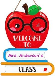 FLYAB Personalized Teacher Sign for Classroom Decoration, Teacher Welcome Door Hanger, Welcome Back to School Wreath Hanging Sign for Preschool Elementary Middle School Teacher Appreciation Gifts