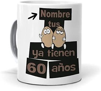 mundohuevo Taza Personalizada con Texto: Tus Huevos ya Tienen 60 años Añade tu Nombre. Regalo Original cumpleaños. Taza Desayuno. Haz, Regala Alegría.
