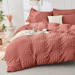 HYMOKEGE Coral Red Duvet Cover King Size, Ultra Soft 3-Piece Seersucker Duvet Cover Set with Zipper Closure, Soft Brushed Microfiber Bedding Set with 8 Corner Ties (104"x90", 2 Pillowshams)