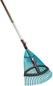 Balai à gazon réglable Combisystem de Gardena - promocion : balai avec dents élastiques réglables en plastique, largeur de travail 35 à 52 cm, travail sans oscillation (3099-30)