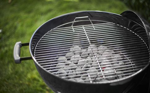 Weber Classic Kettle Charcoal Barbecue, 57cm – Porcelain-Enamelled, One-Touch Cleaning, Lid Thermometer, Black