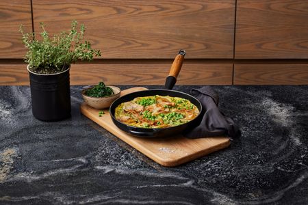 Le Creuset Signature Cast Iron Frying Pan 28cm – Matte Black, Wooden Handle