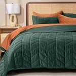 EVERGRACE 3 Pieces Luxurious Velvet King Quilts, Ultra Soft Lightweight Velvet Comforter Set, Matelasse Oversized Diamond Bedspread Coverlet for All Season with 2 Shams, Pine Green, 108"x96"