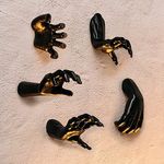 GUTE Creepy Hands Wall Mountable - Hands Hangers Decor, Hand Horror Decorations Aesthetic Goth Gothic Hanging Wall Art Home, House Decoration, Sculpture (Grabbing, 1 Piece)