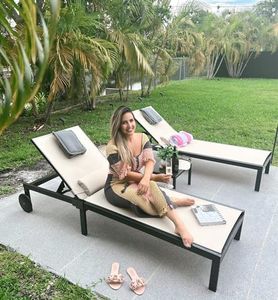 PURPLE LEAF Patio Tanning Lounge Chair Set with Face Down Hole Outdoor Aluminum Adjustable Reclining Chairs Wheels Pillows and Table for Poolside Beach Sunbathing Lounger, Beige